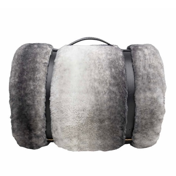 Mon Chateau Faux Fur throw 60”X 70” - Picture 1 of 4